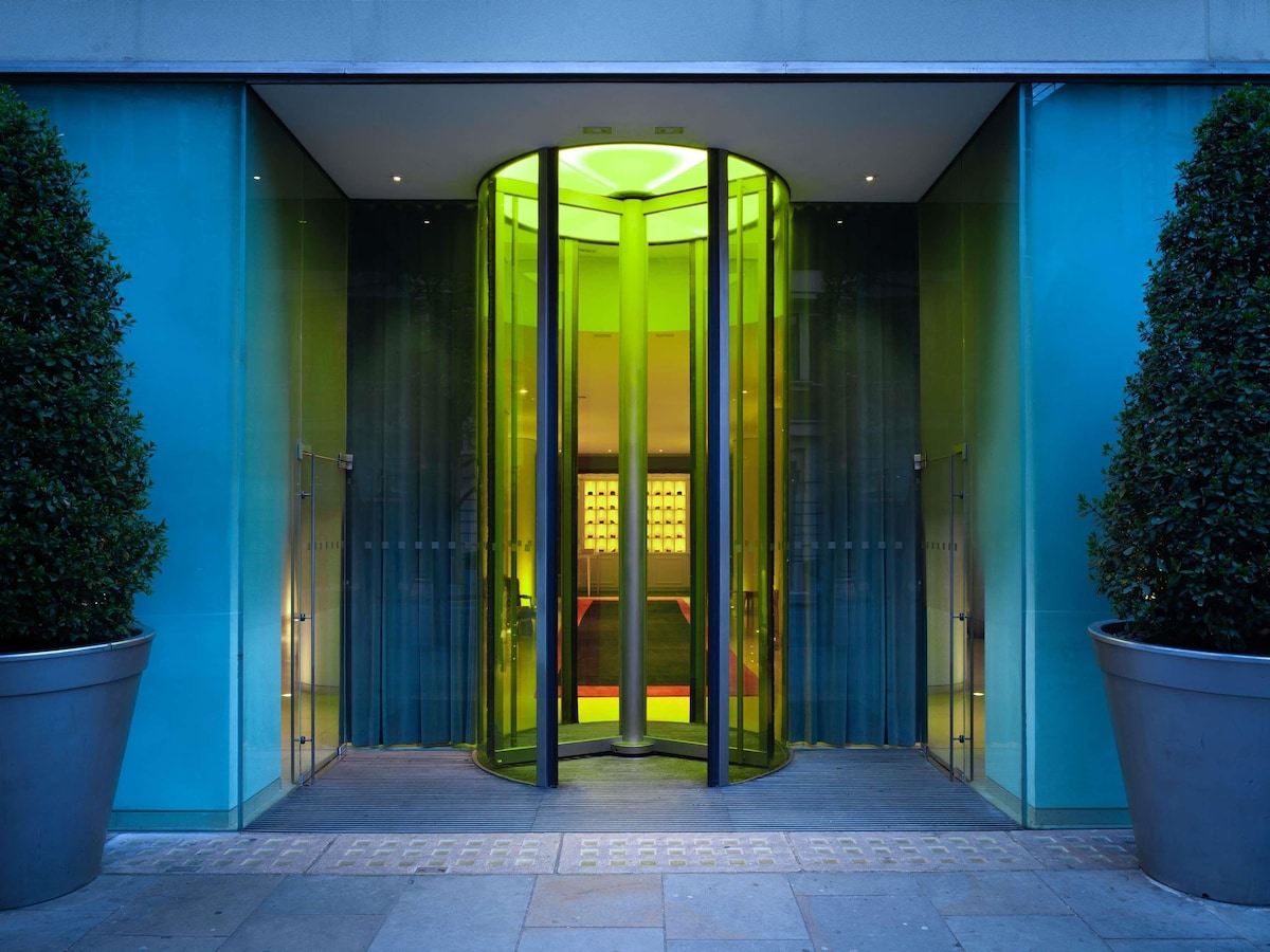 St Martins Lane, photo 2